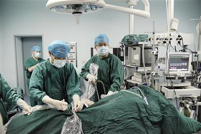 每天喝10瓶啤酒 男子想要化掉肾结石
