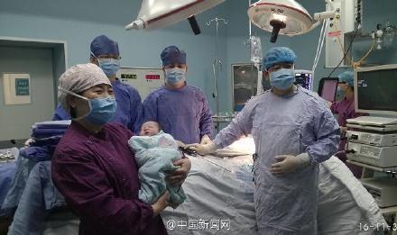 妻子在隔壁剖腹产，他在手术台上紧张手术