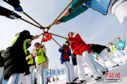 北京玉渊潭公园举办冰雪运动会，40多名学生在雪地上体验多种趣味运动项目。 <a target='_blank' href='http://www.chinanews.com/' _fcksavedurl='http://www.chinanews.com/'></table>中新社</a>记者 杜洋 摄