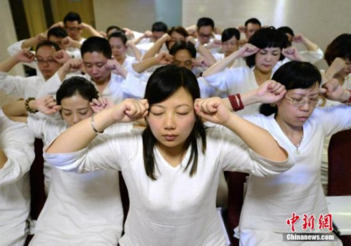 资料图：长沙首个睡眠班开课，学员们身穿白色睡衣做睡眠操。这些学员均为“白领”阶层，优质的睡眠或有助于缓解他们平日的工作压力。<a target='_blank' href='http://www.chinanews.com/' _fcksavedurl='http://www.chinanews.com/'></table>中新社</a>发 杨华峰 摄