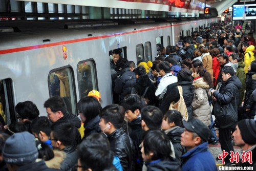 资料图:图为北京地铁四惠站早高峰人潮。<a target='_blank' href='http://www.chinanews.com/' _fcksavedurl='http://www.chinanews.com/' ></table>中新网</a>记者 金硕 摄