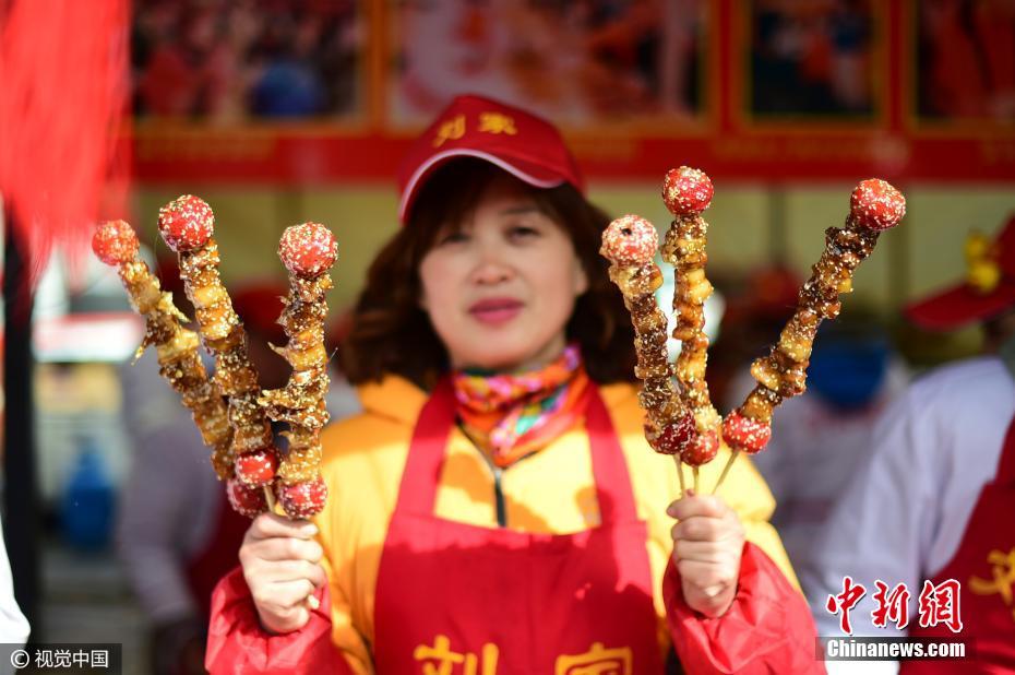 青岛糖球会现红烧肉糖葫芦 画风“辣眼”销售火爆