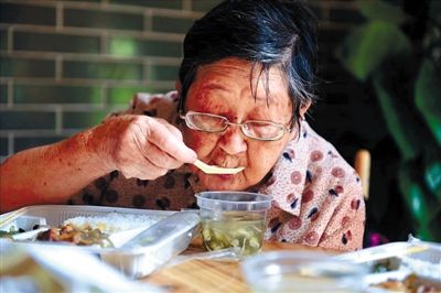 广州:80岁以上老人免费享受大配餐