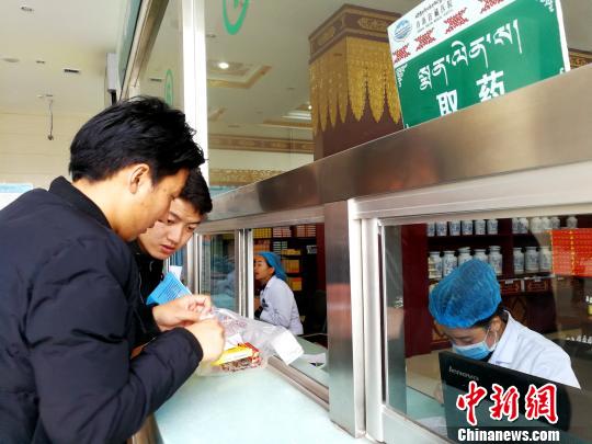 图为患者在青海省藏医院药房取药。(资料图) 张添福 摄
