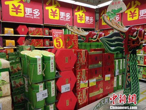 超市里正在热卖的各式粽子。<a target='_blank' href='http://www.chinanews.com/' _fcksavedurl='http://www.chinanews.com/' ></table>中新网</a>记者 李金磊 摄