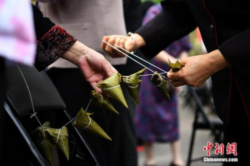 资料图:市民在包粽子。 <a target='_blank' href='http://www.chinanews.com/' _fcksavedurl='http://www.chinanews.com/'></table>中新社</a>记者 陈超 摄