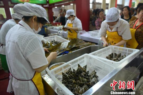 资料图:制作粽子。张浪 摄