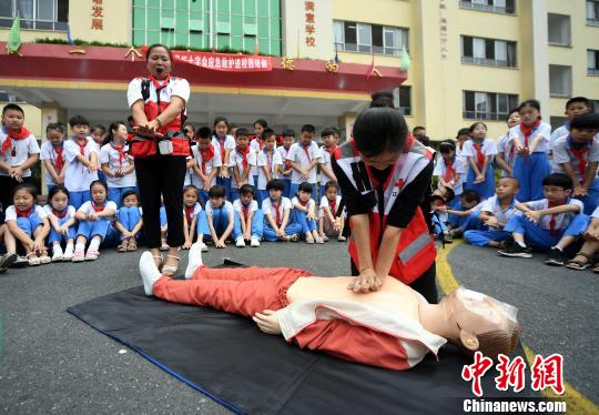6月13日,分宜县红十字应急救护培训讲师在向学生讲解心肺复苏术知识。 周亮 摄