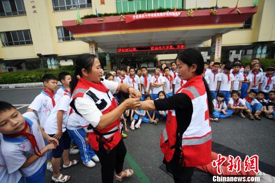 6月13日,分宜县红十字应急救护培训讲师在向学生讲解创伤包扎方法。 周亮 摄