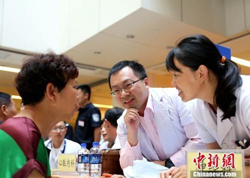 资料图:黑龙江省当地民众体验来自台湾顶级医疗专家的医疗服务。<a target='_blank' href='http://www.chinanews.com/' _fcksavedurl='http://www.chinanews.com/'></table>中新社</a>记者 王舒 摄