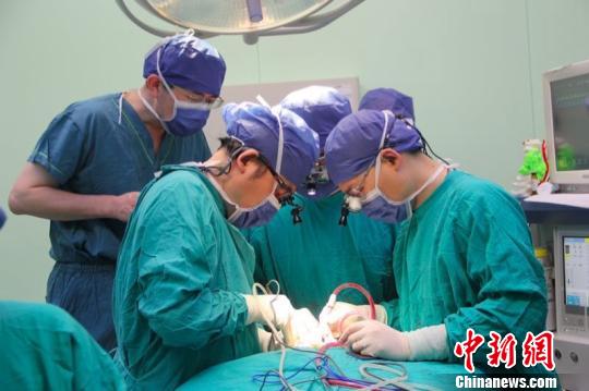 肖建如教授研发团队为患有颈椎巨大软骨肉瘤的小文实施了首例6节段颈椎切除术,并为她安装上首个全颈椎的3D打印人工颈椎椎体,令其颈椎“再生”。 供图 摄